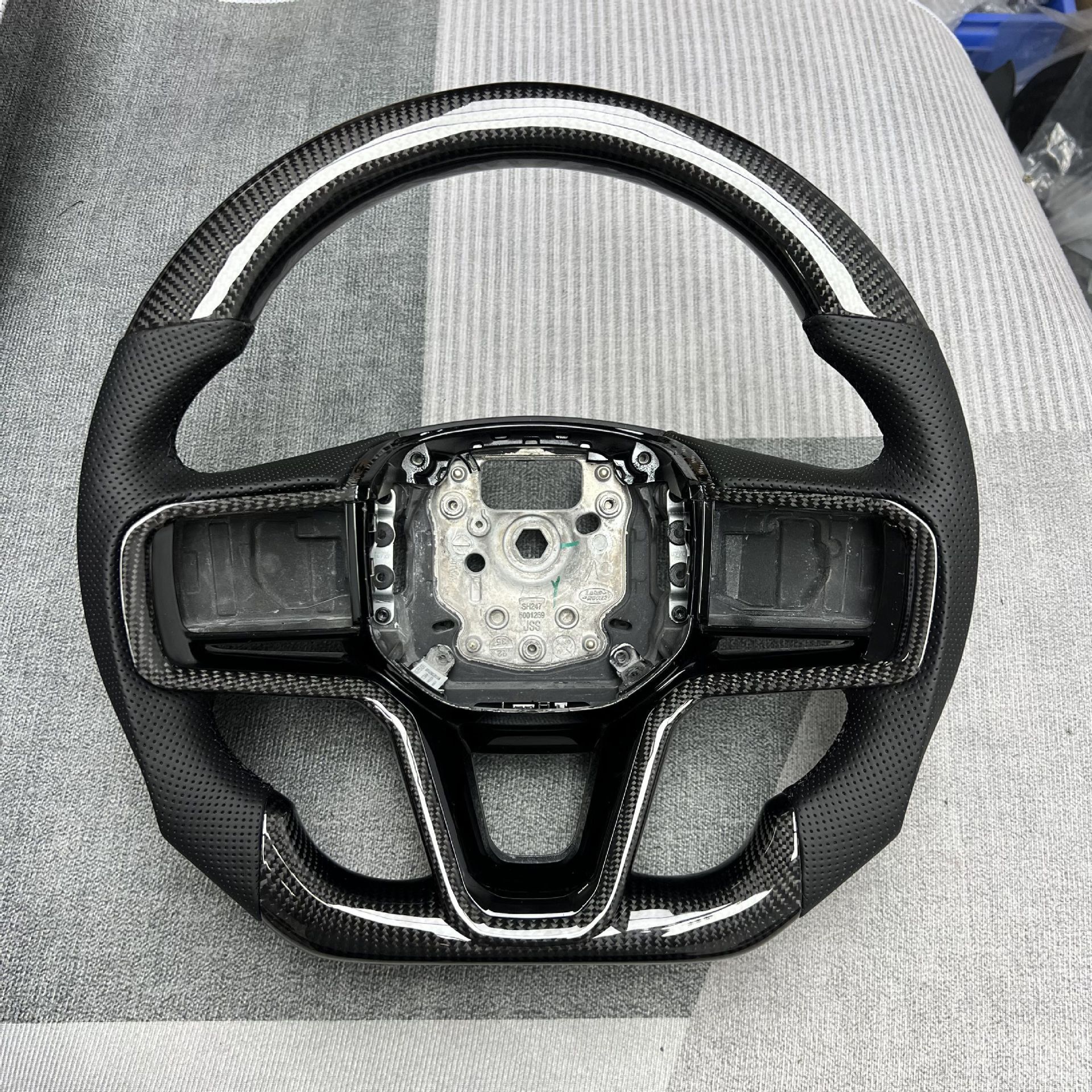 Custom Carbon Fiber Steering Wheel from the Source Manufacturer, Suitable for Modification and Processing of Roewe Mg Car Steering Wheels