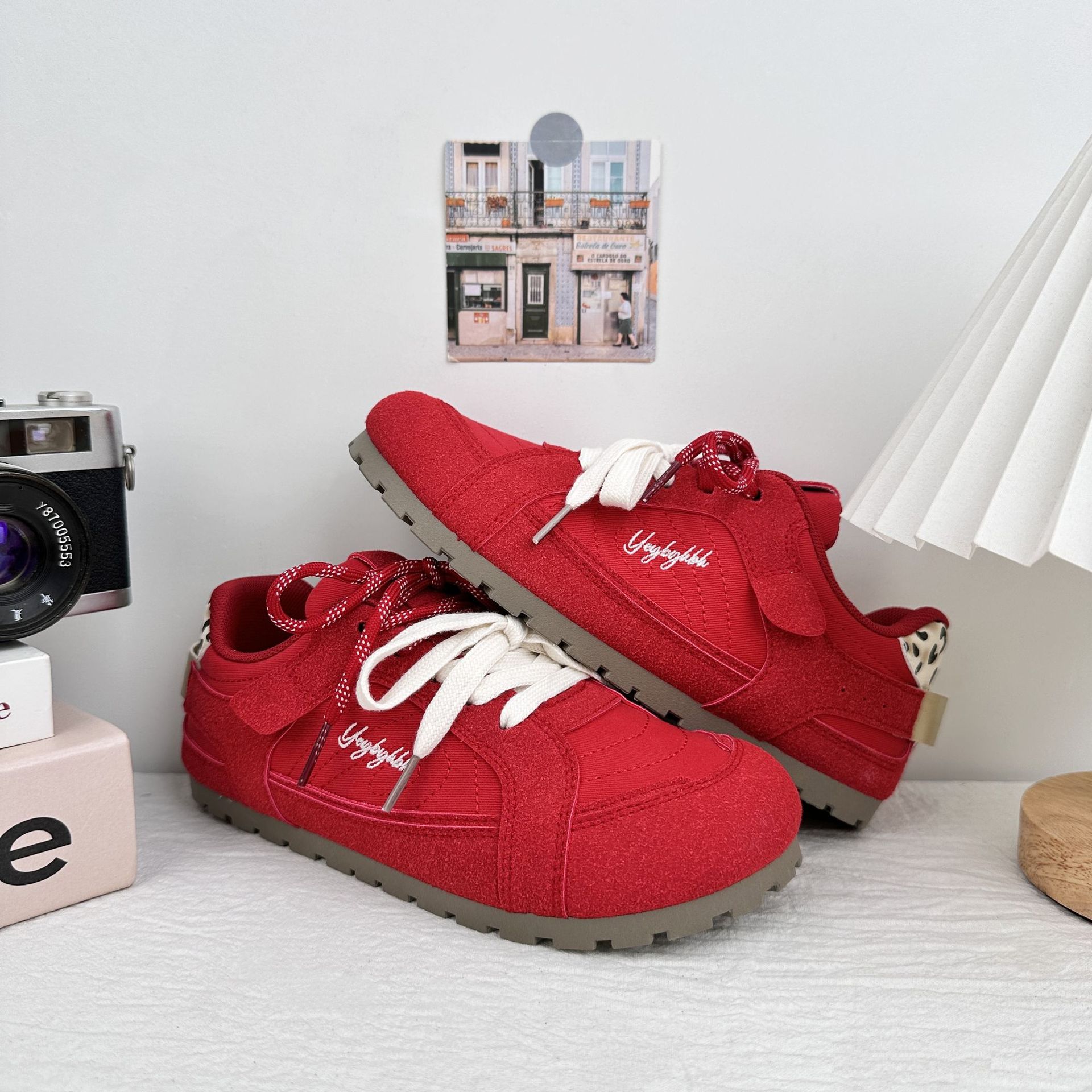 Zapatos de entrenamiento de niñas de verano de 2025 nuevos modelos de explosión con falda casual zapatos de skate pequeños zapatos blancos