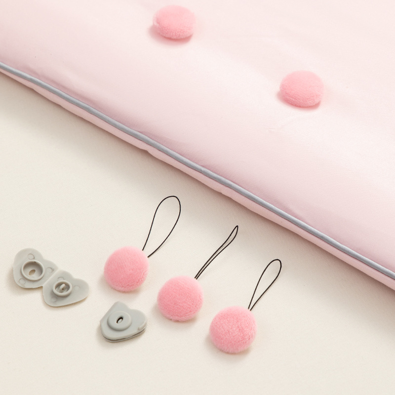 Розовый круглый меховой шарик