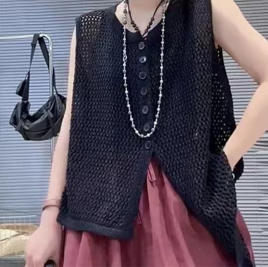 Long knitted pin with a round collar sleevless