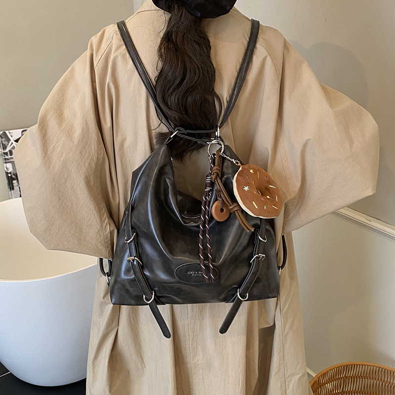 Mochila de viaje casual de mujer de gran capacidad mochila de cuero suave 2025 nueva mochila de estilo relajado retro versátil