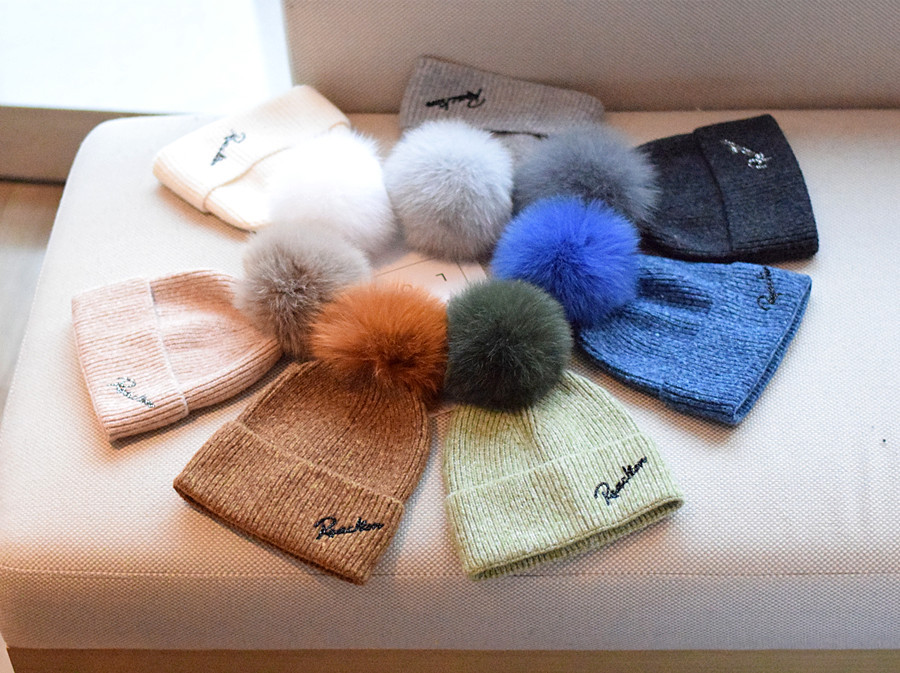 Women's Sweet Simple Style Solid Color Pom Poms Eaveless Wool Cap display picture 1