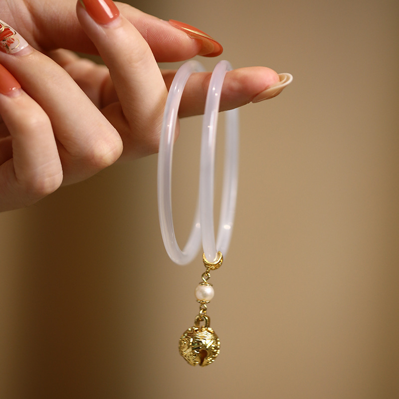 Niche design Bell bracelet 2022 new luxury high sense chalcedony bracelet women's summer fashion simple all-match Niche design Bell bracelet 2022 new luxury high sense chalcedony bracelet women's summer fashion simple all-match