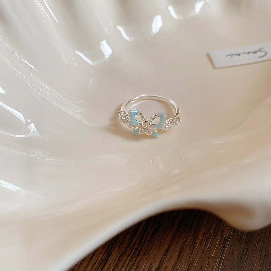 Bague pour index en zircon, perle et goutte d'huile, design ajouré, bijou luxueux et raffiné._voghion.com