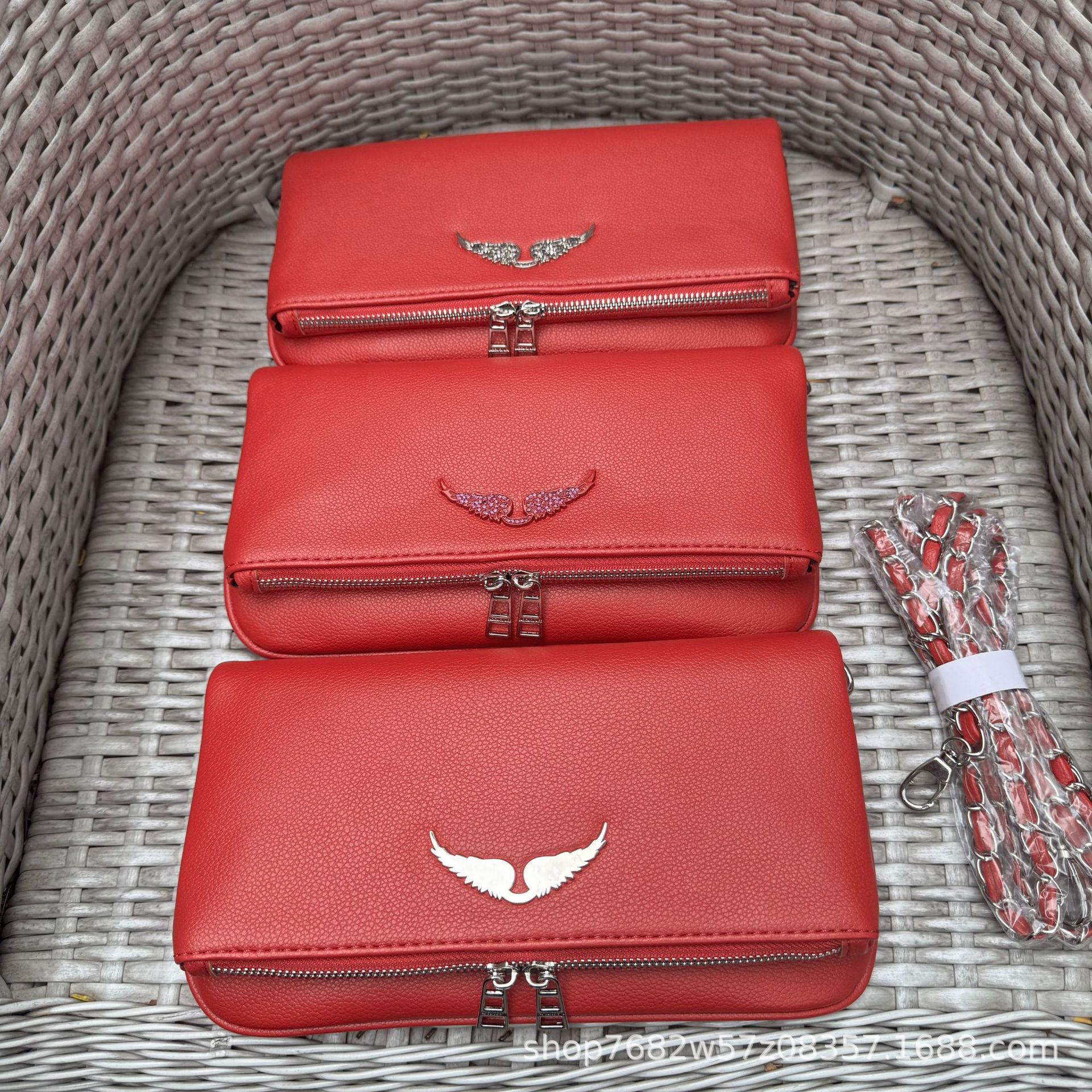 Bolso de hombro con diseño de alas e impresión de letras, cadena incluida