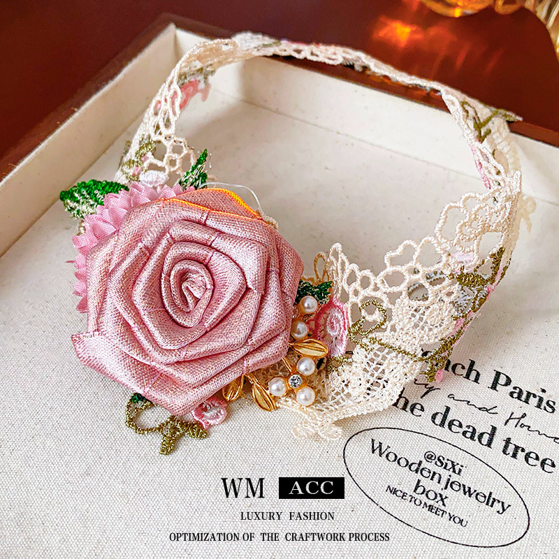 Collar de diamantes con incrustaciones de perlas de flores de tela, collar de diseño fresco y dulce, collar de alta gama de nicho Mori al por mayor