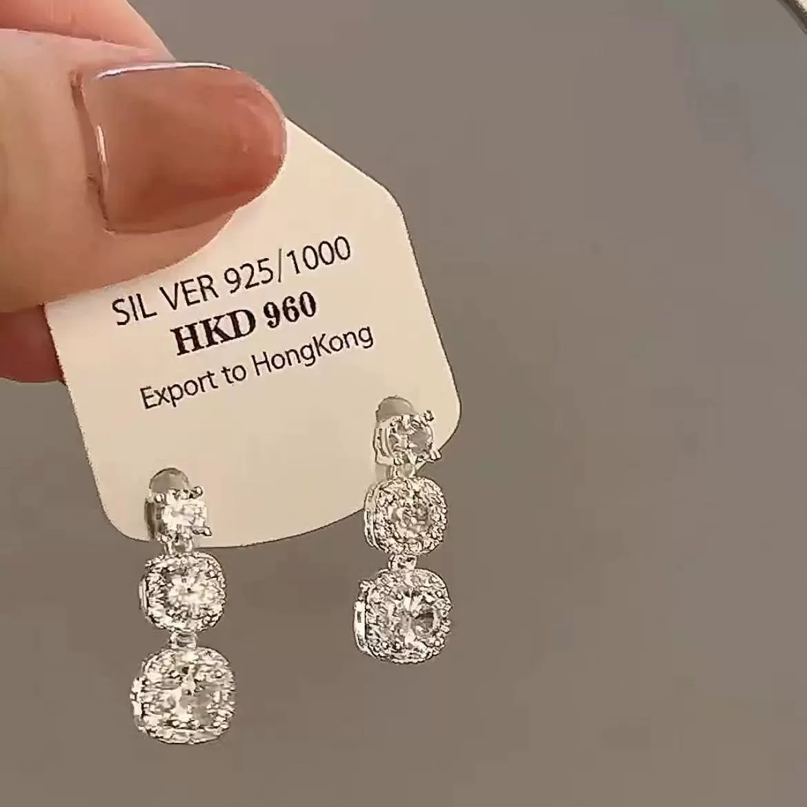 Золотые длинные серьги с кисточками, стиль лёгкой роскоши