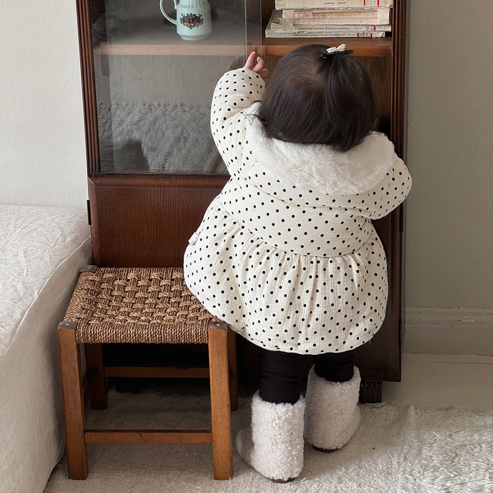 2024 invierno abrigo coreano para bebés y niños pequeños lindo vestido de salida de lunares para niñas chaqueta de algodón de gas extranjero grueso y cálido