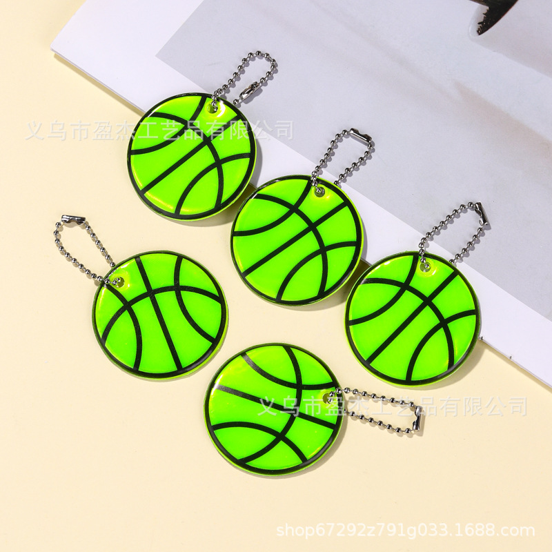 Colgante de baloncesto verde noche mochila reflectante decoración segura montar llavero de luz nocturna