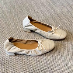 レトロな柔らかい羊の皮の蝶結びの丸い靴の女性の春秋の豆の靴のバレエの太いヒールの中と柔らかい底のミルクの靴