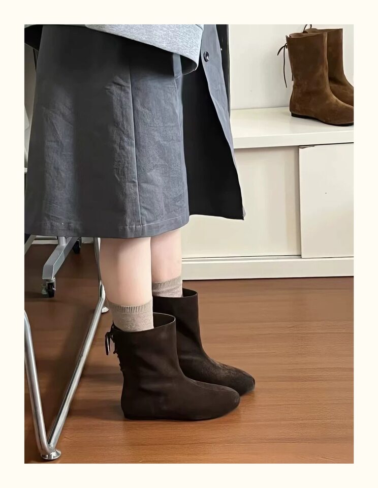 Bốt ngắn nữ da lộn mũi tròn buộc dây phía sau, đế bệt thoải mái — màu kaki, nâu sẫm chi tiết 2