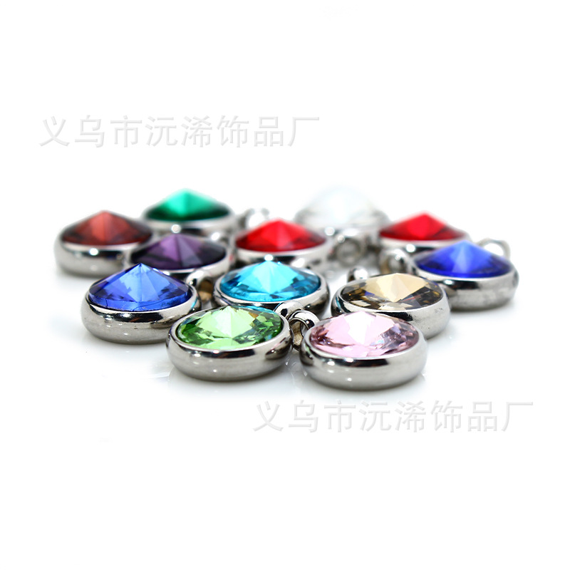 銀色の底托合金にダイヤモンドのペンダントを入れて12月に誕生石を作ります。