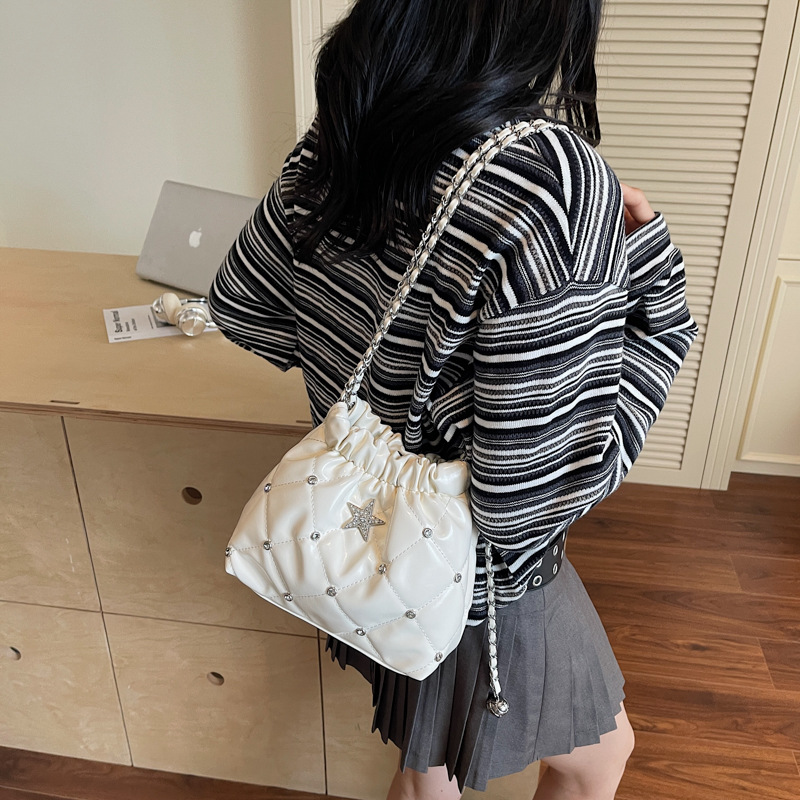 Bolso de cadena de rombos de fragancia pequeña transfronteriza para mujer 2025 nuevo estilo estilo occidental bolso de hombro de viajero salvaje bolso de cubo de mensajero