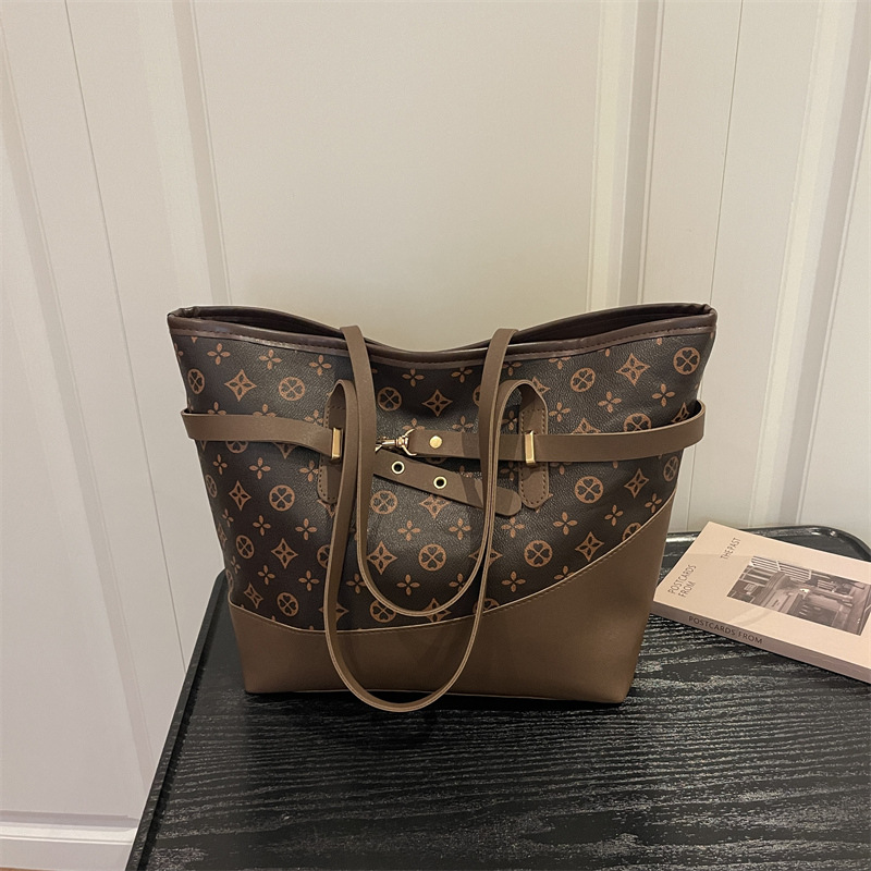 Retro fashionable capacious one-shoulder bag