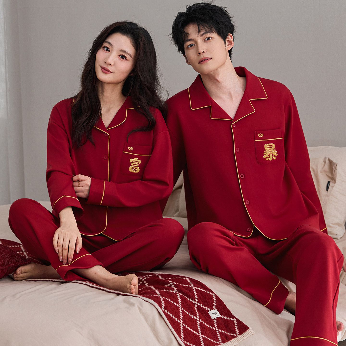 Pijamas al por mayor transfronterizos mujeres parejas rojas de algodón cardigan con solapa hombres y mujeres pantalones de mangas largas cardigan ropa para el hogar set
