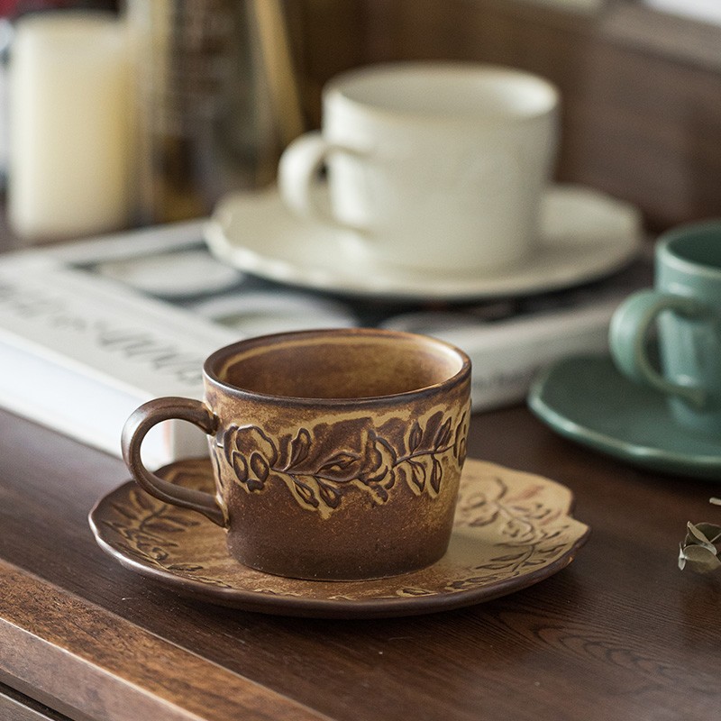 Antigua rima completa [Corazón-movimiento de un vistazo] antigua taza de café en relieve y platillo taza de gres de lujo de estilo europeo