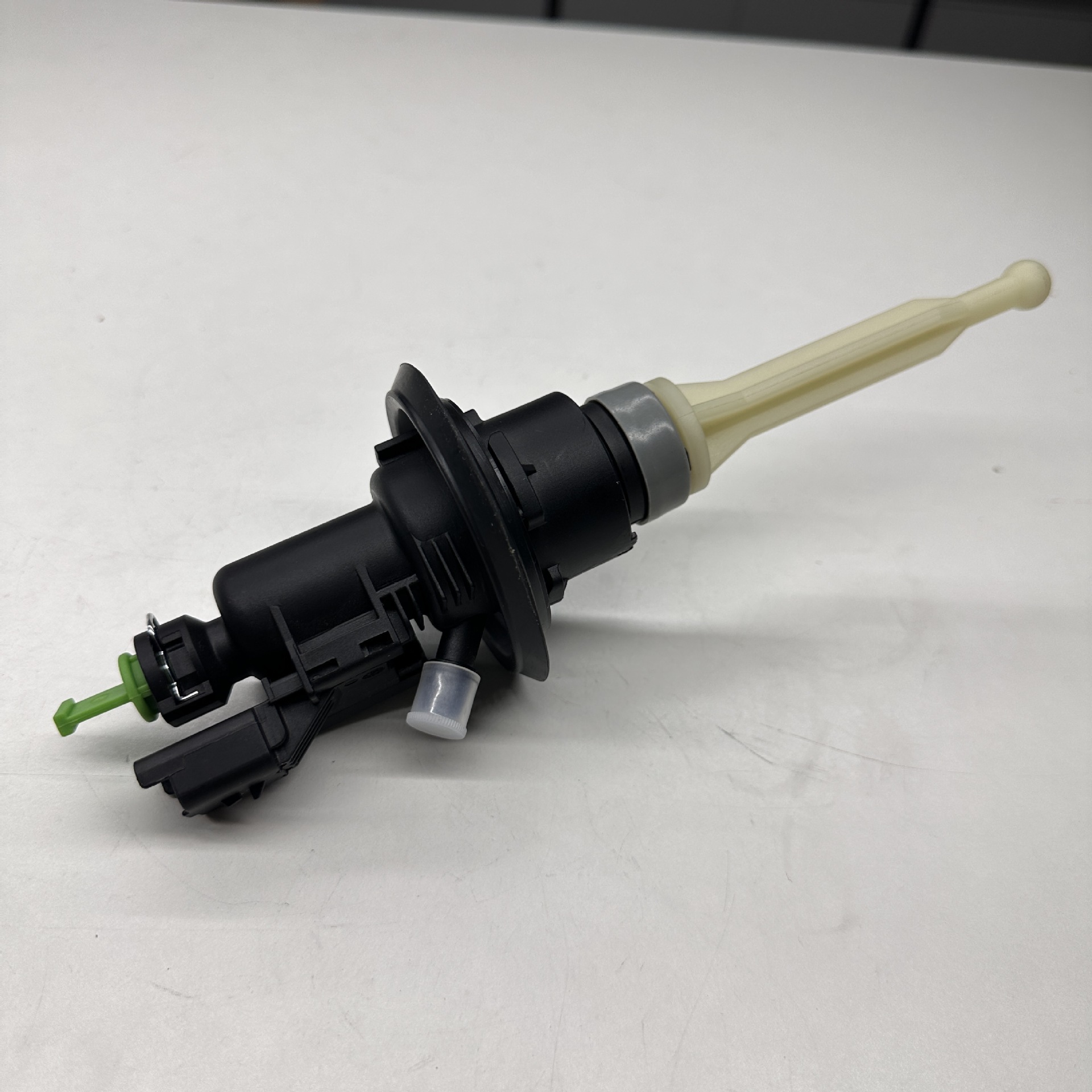 Suitable for Peugeot 308 Clutch Master Cylinder Valeo 9674259580 (3 Pins) 9674259680