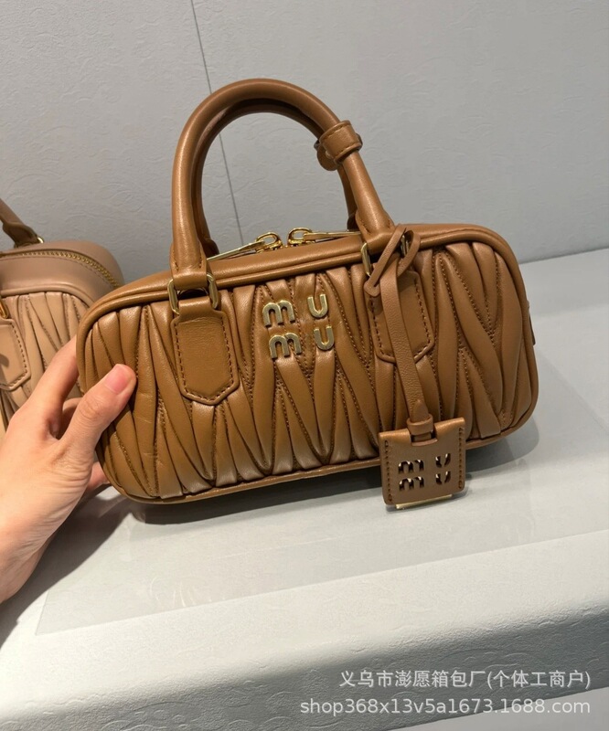 MIU 2025年モデル プリーツ加工羊革ボストンバッグ ボウリングバッグ レトロハンドバッグ ピローバッグ ショルダーバッグ クロスボディバッグ レディース|undefined