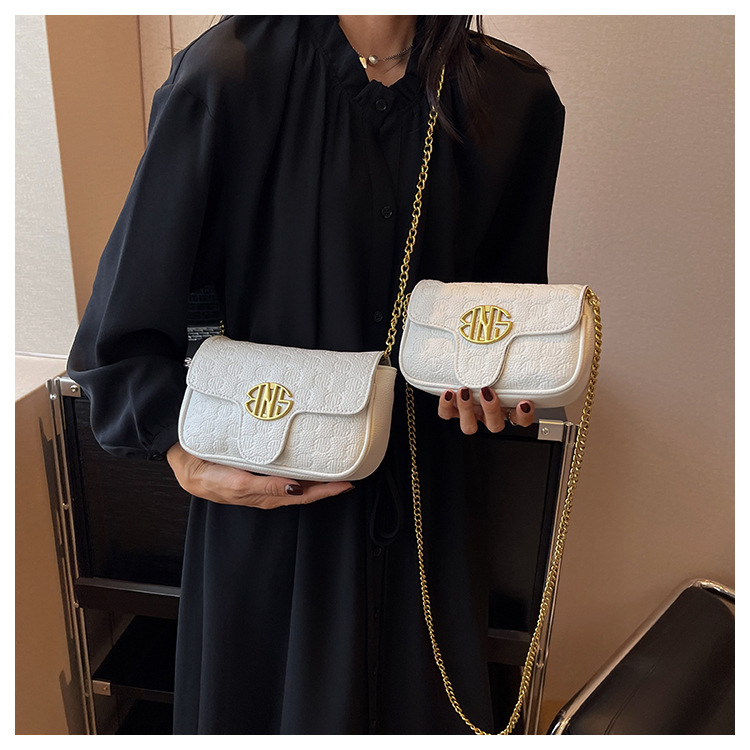 Torba na rame s lancem za žene s reljefnom teksturom moderna_voghion.com