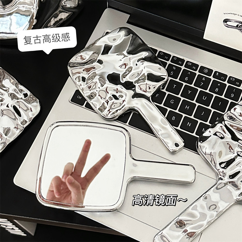 Espejo de mano de alto valor Espejo de maquillaje portátil portátil Espejo de maquillaje de niña de moda Manija de galvanoplastia cuadrada Espejo de vestidor