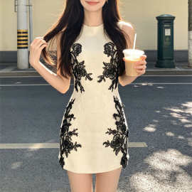 复古高级感气质修身包臀背心短裙小众独特超好看的连衣裙2026夏季