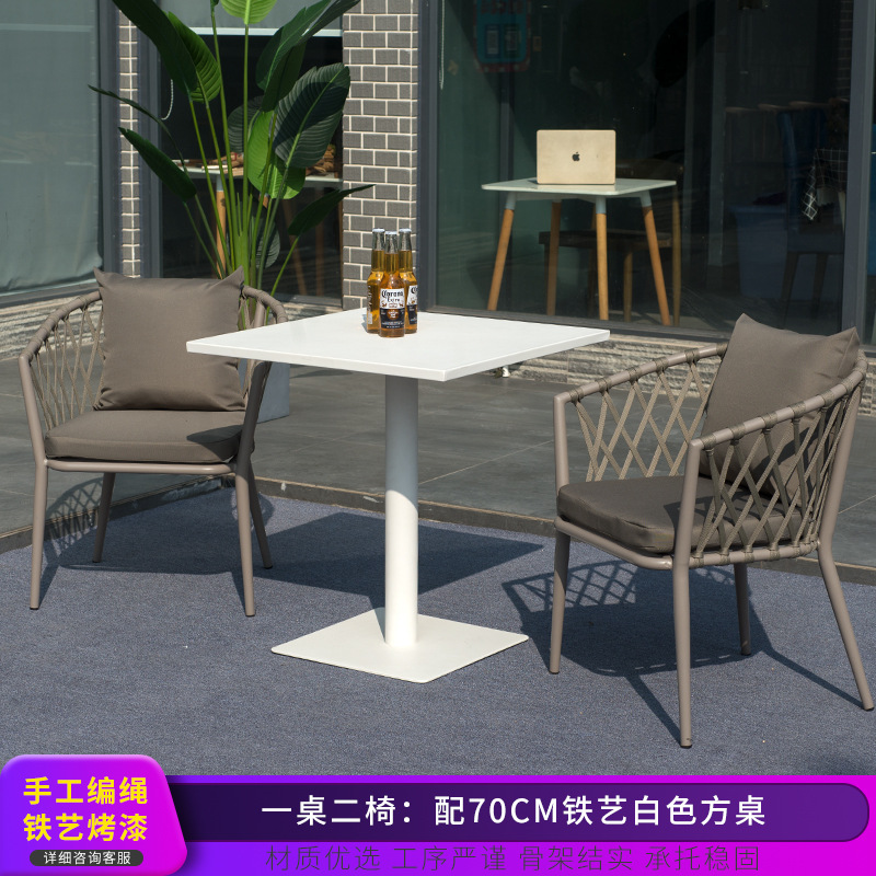 Conjunto de mesa y sillas para exteriores, mesa y sillas de comedor de ratán para patio de villa, conjunto de tres piezas de silla de ratán para balcón nórdico, muebles sencillos, material de ratán.