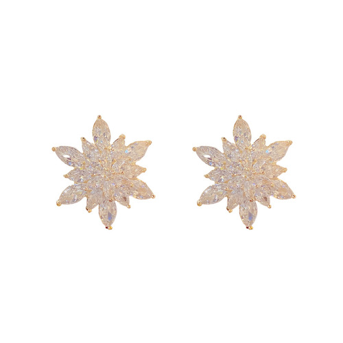 Dongdaemun's new micro-encrusted zirconium snowflake earrings, feminine, fashionable, light, luxurious, and atmospheric earrings, silver needle earrings