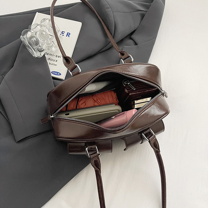 Sac fourre-tout de grande capacité à bandoulière simple avec texture sous les aisselles, nouvelle niche d'oreiller Boston automne et hiver 2024_voghion.com