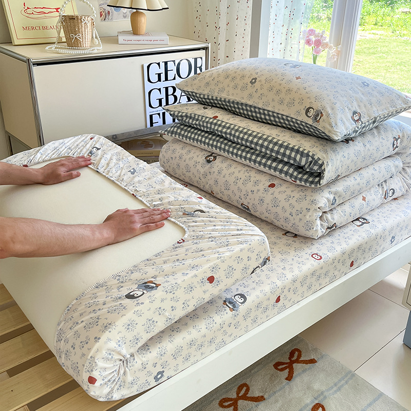 Cama de dormitorio de estudiantes universitarios de algodón de algodón de dibujos animados de tres piezas, ropa de cama, sábana, funda de edredón, juego de seis piezas