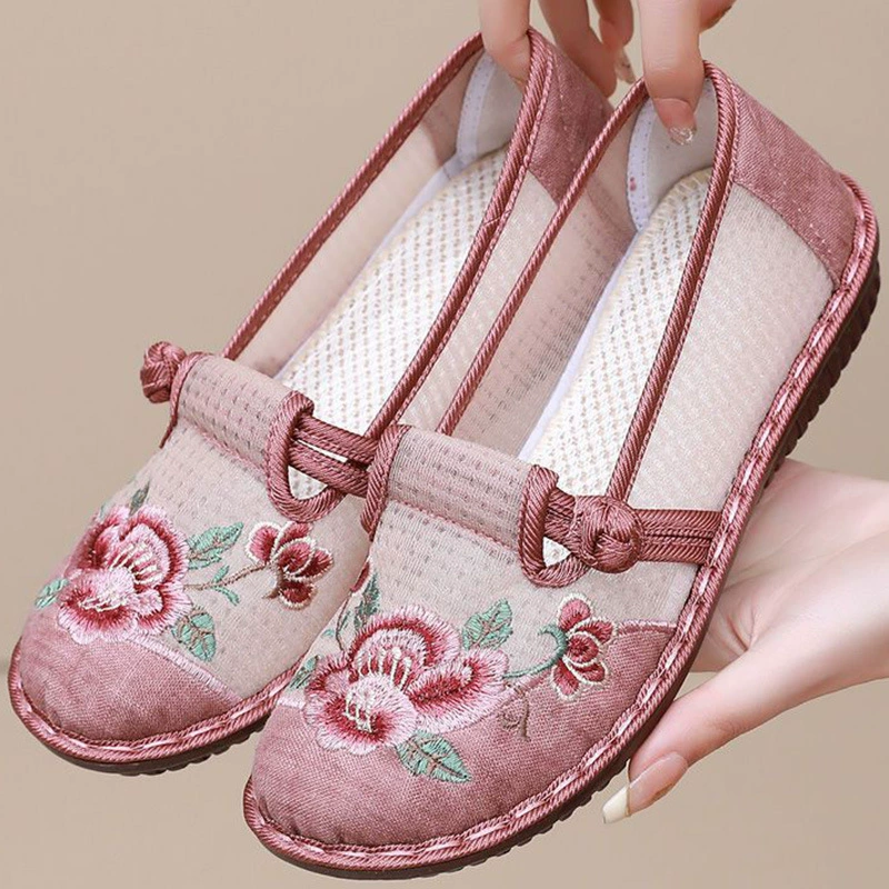 Вышитые женские туфли, старинные тканевые туфли в стиле Пекина, туфли на плоской подошве для женщин среднего и старшего возраста, легкие слипоны в этническом стиле, дышащие женские туфли.