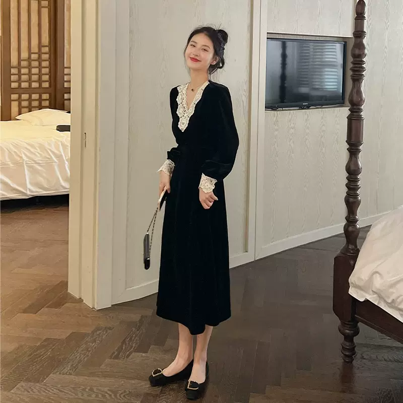 法式赫本风黑色年轻款丝绒连衣裙女春装新款高端气质修身2025