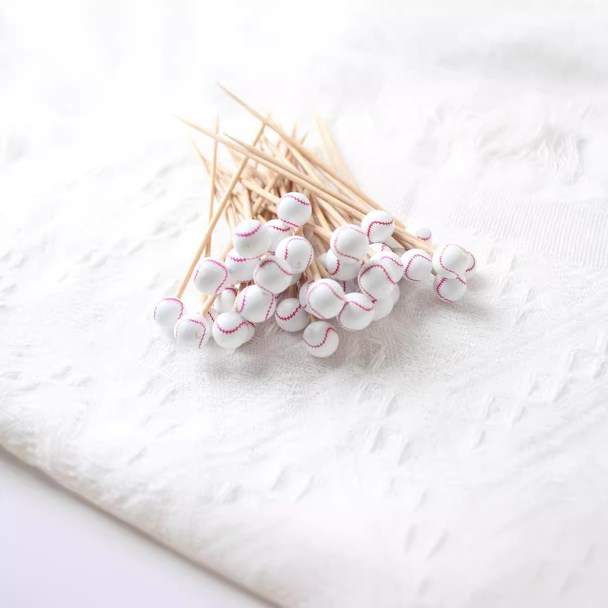 100 unids/pack directo de fábrica al por mayor línea roja fútbol desechable fruta palo cóctel palo especial cuentas cadena