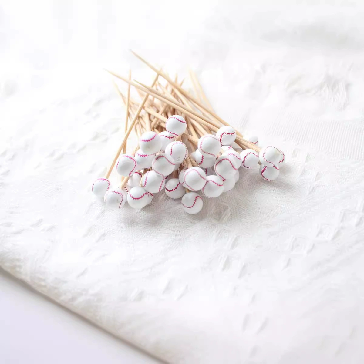 Деревянные шпажки для фруктов и коктейлей с красной нитью, 50 шт./упак., производитель может поставлять одноразовые шпажки для фруктов, коктейльные шпажки, оптовые поставки бамбуковых шпажек.