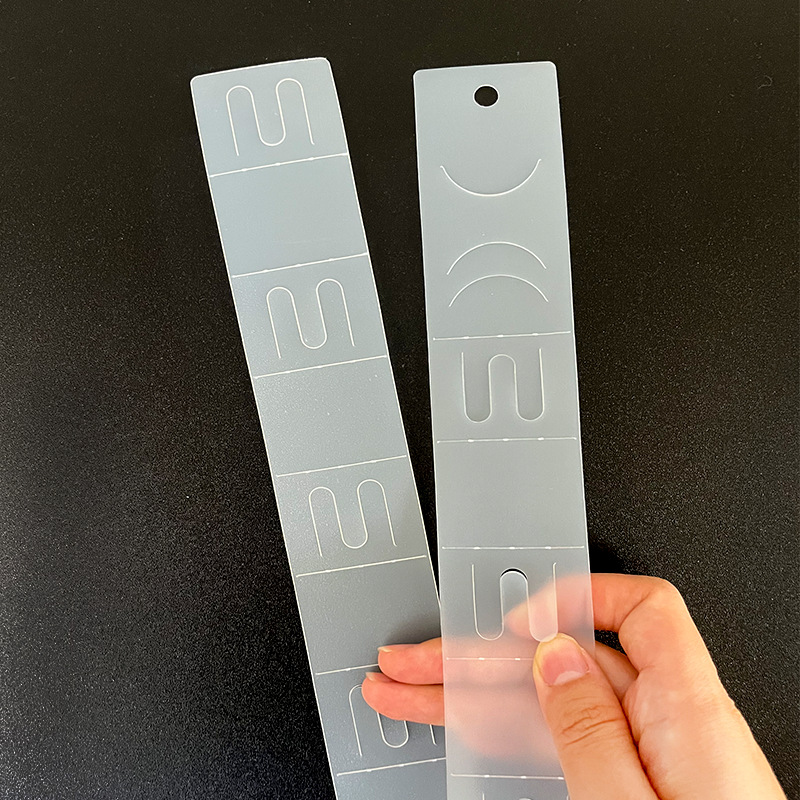 白色小商品挂条。适合内衣 ，糖果挂条 。厂家直销 ，量大从优 。