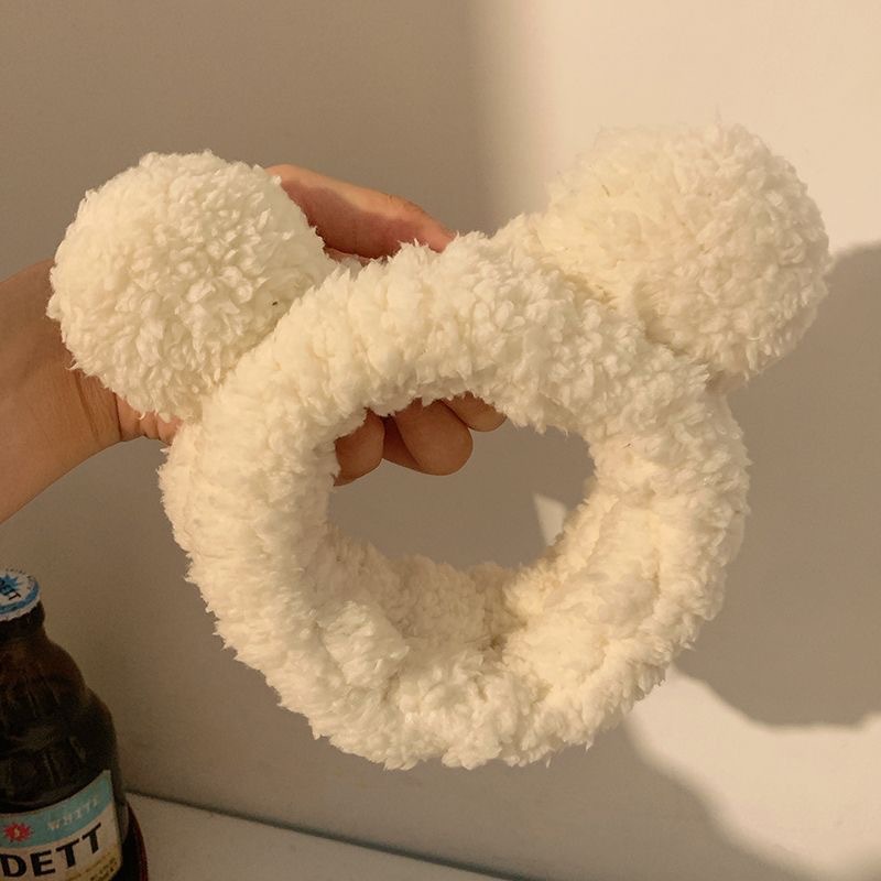 顔を洗って髪を洗って新型の少女の韓国の化粧をつけてマスクの専用のカチューシャをつけます。