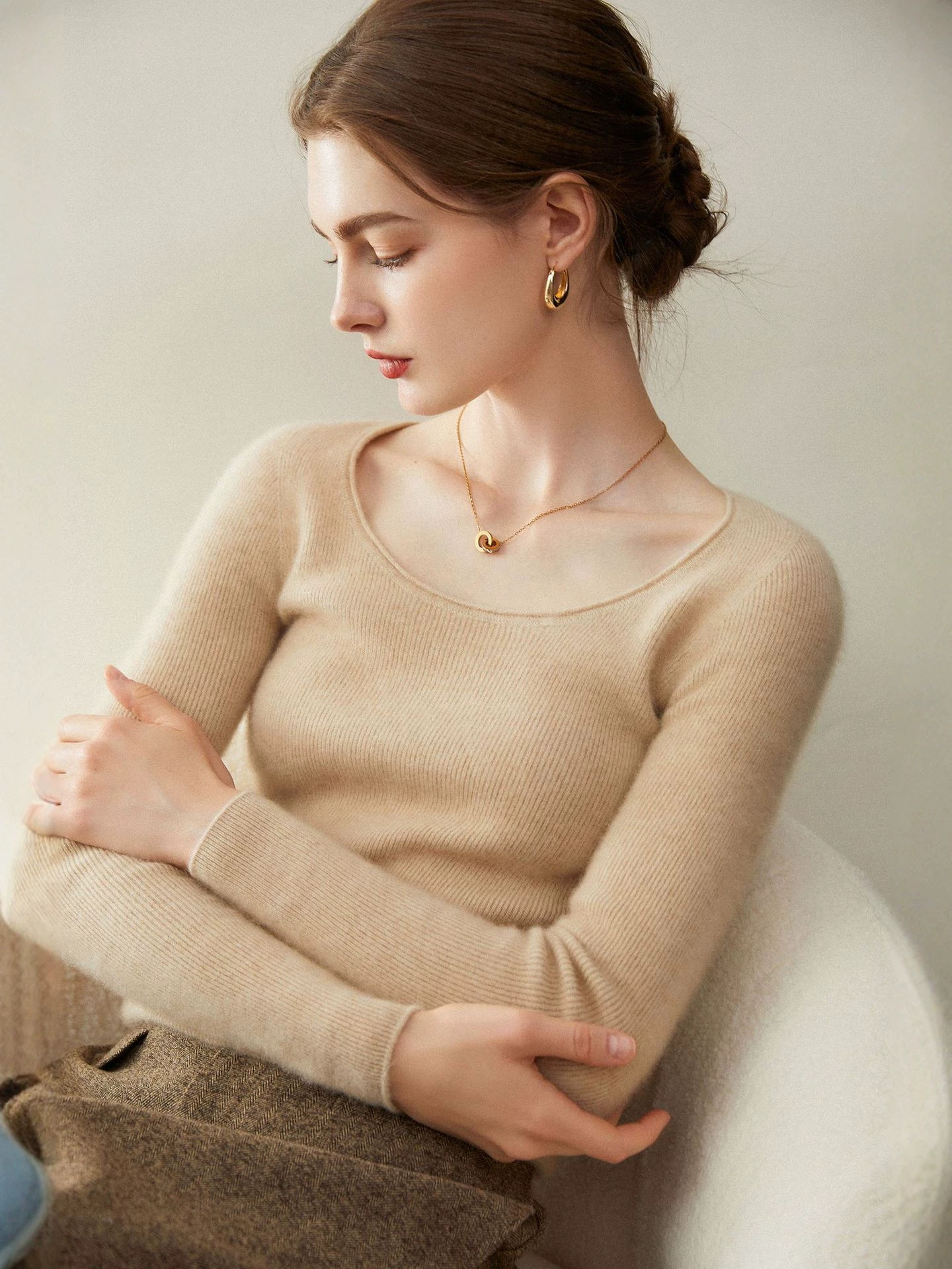 Slim-fit seamless cashmere sweater for women, 100% pure cashmere, U-neck, one-piece knit base layer, 2026 new.