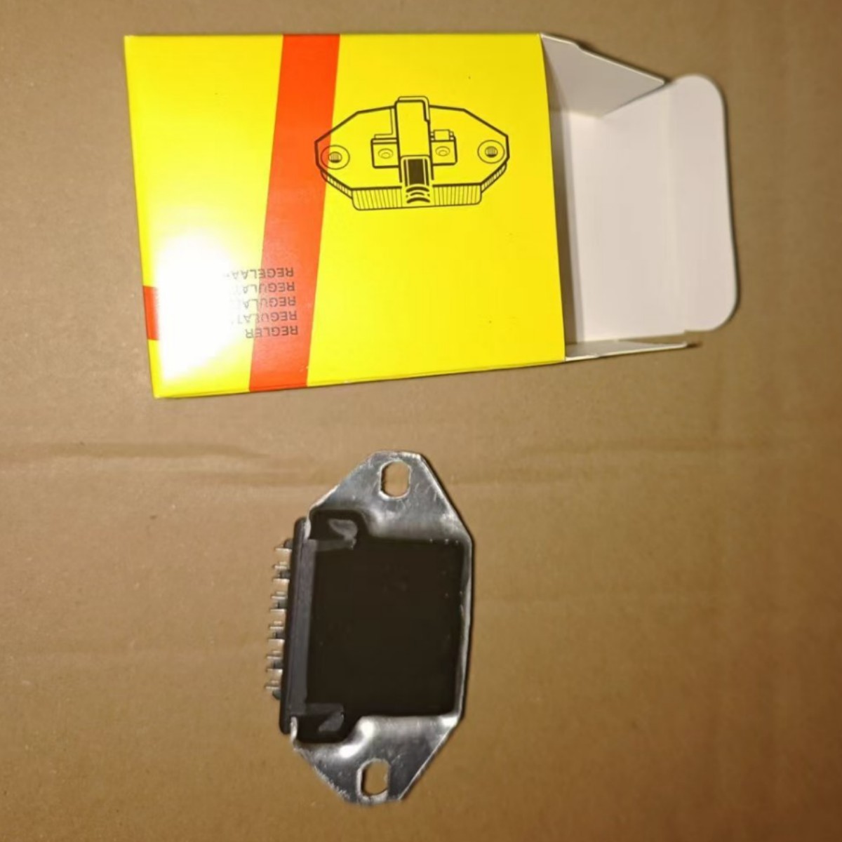 Factory Direct Supply of Car Generator Regulator Ih708 24V Electronic Regulator Car Voltage Regulator