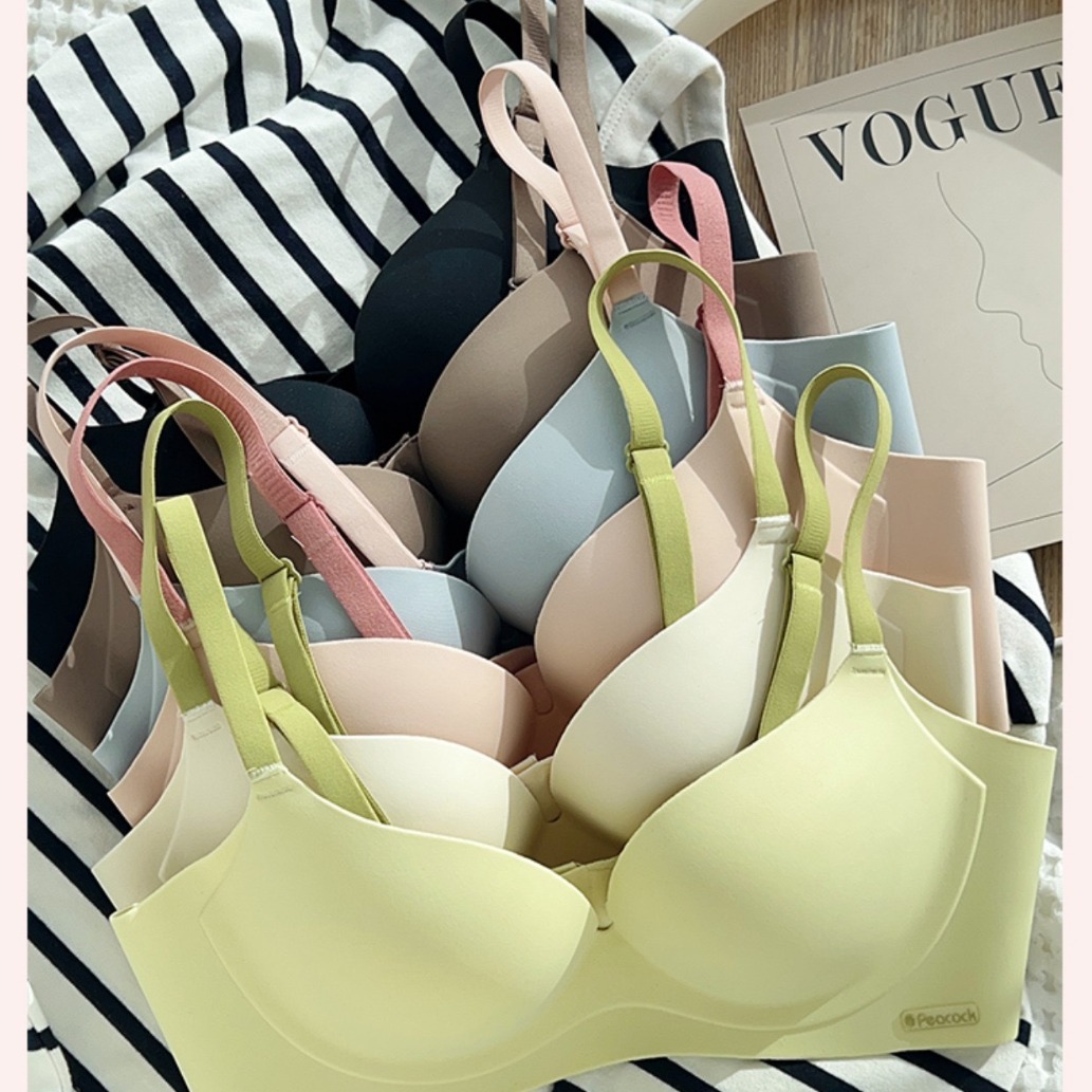 Ropa interior de niña cómoda y desnuda sin costuras