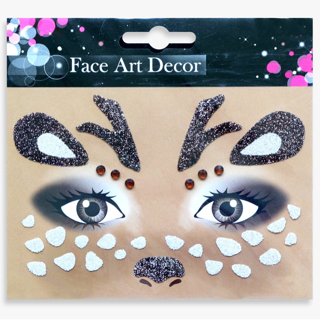 祝日のパーティーの舞台の化粧は顔を貼って化粧のシールを貼ります。