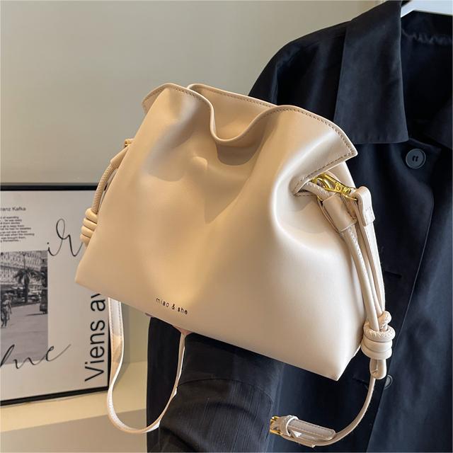 Bolso casual retro para las mujeres 2023 nueva llegada de trabajo de viajero cubo bolsa nicho diseño versátil simple bolsa de mensajero