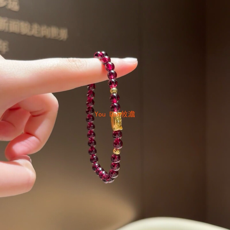 Genuine garnet paired with a cute baguette cat, a fashionable and versatile gift for a best friend's birthday or a crystal gift for a girlfriend Genuine garnet paired with a cute baguette cat, a fashionable and versatile gift for a best friend's birthday or a crystal gift for a girlfriend