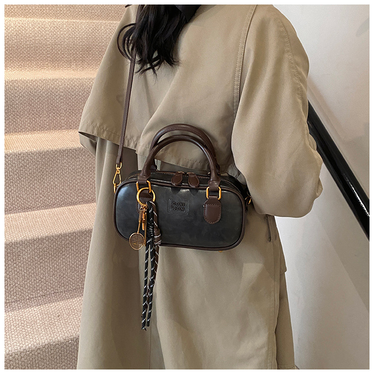 2024 New fashion bags for women, autumn and winter style, simple and fashionable work commute bag, retro single-shoulder underarm bag for women undefined