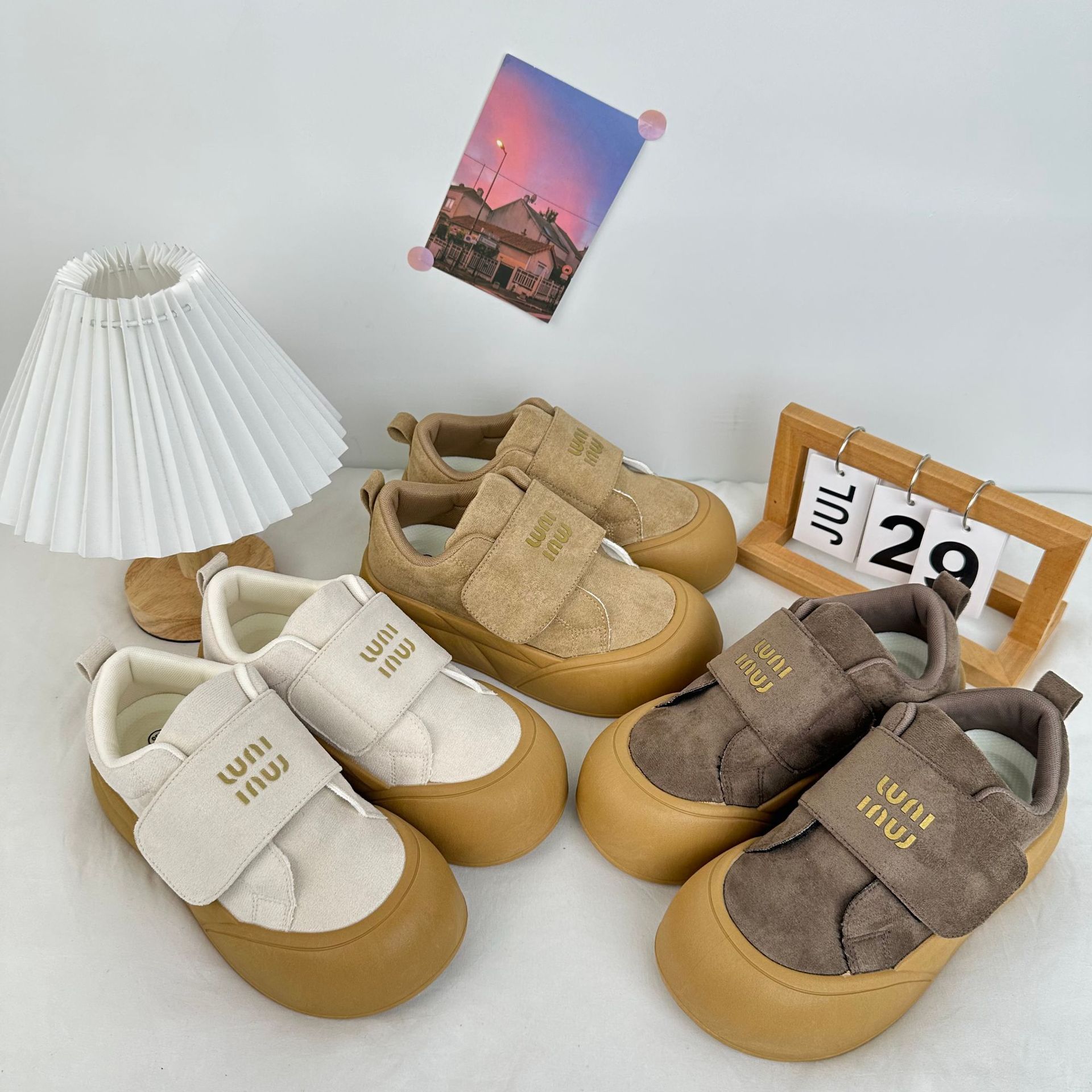 Yuanbo 2024 nuevos zapatos blancos de pastel ligero, zapatos de pan de cabeza grande, zapatos populares coreanos de suela gruesa y feia.