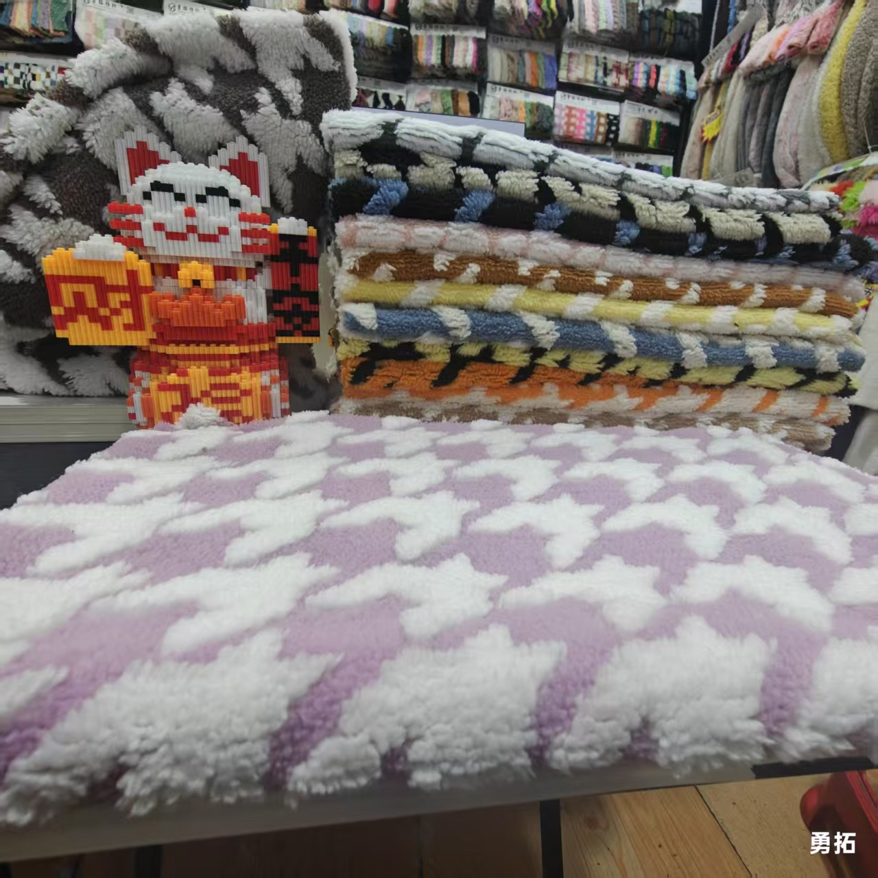 现货供应舒棉绒提花千鸟格沙发座垫提花睡衣毛绒宠物窝面料