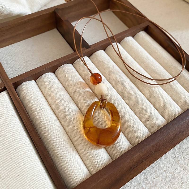 Nuevo estilo de cuero chino, colgante, collar de borlas, estilo étnico femenino, cadena de suéter retro de nicho, moda, artículos de alta gama