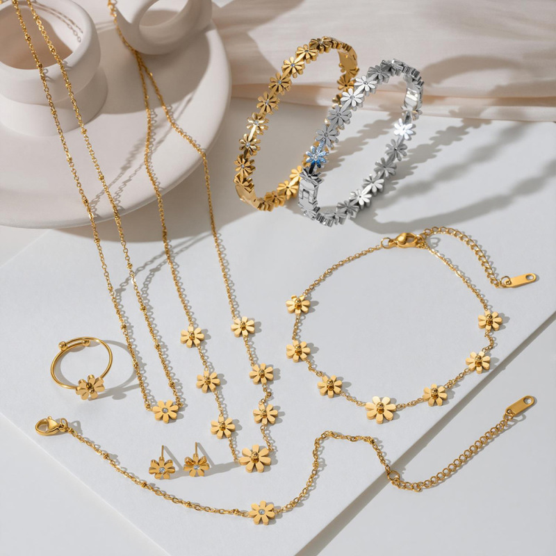 Cross-Border Hot-Selling Titanium Steel Gold-Colored Seven-Daisy Diamond-Studded Necklace for Women, Ins-Style Light Luxury Clavicle Chain, Non-Fading Jewelry Cross-Border Hot-Selling Titanium Steel Gold-Colored Seven-Daisy Diamond-Studded Necklace for Women, Ins-Style Light Luxury Clavicle Chain, Non-Fading Jewelry