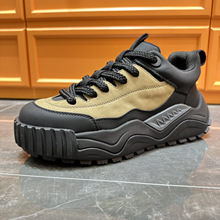 ��Ь���＾��b�ڱ������ϰ�Ƥ���\�Ӻ�ב����ɽ�ϵ������eЬ