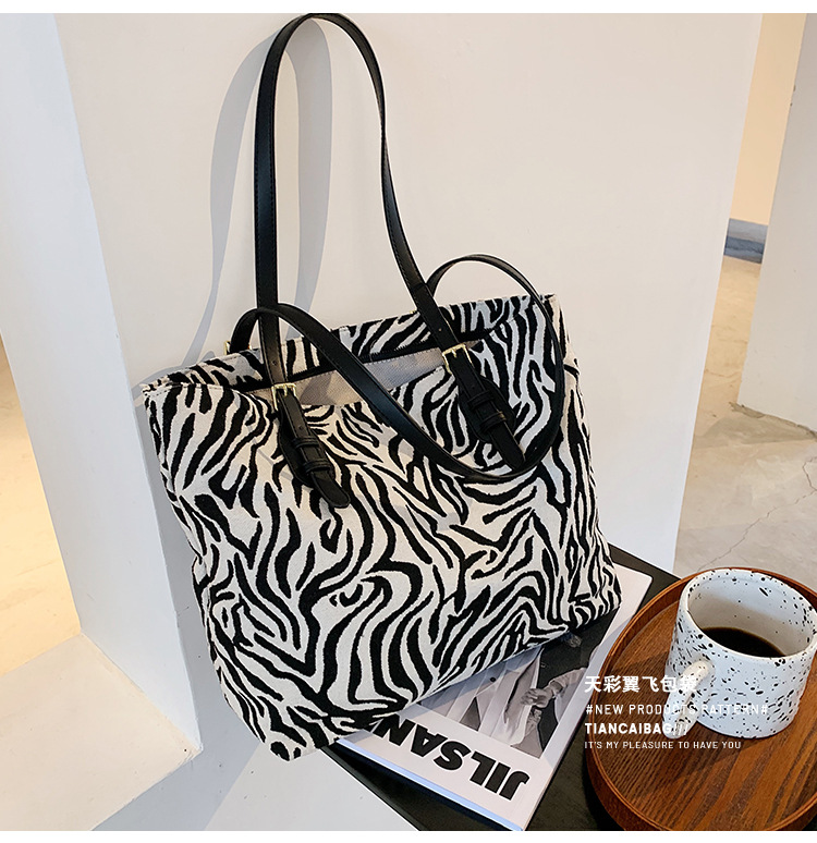 Large Capacity Fashion Shoulder Bag display picture 6