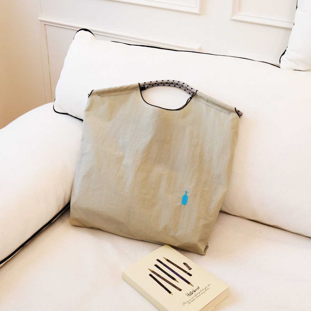 밝은 회색의 작은 파란색 병