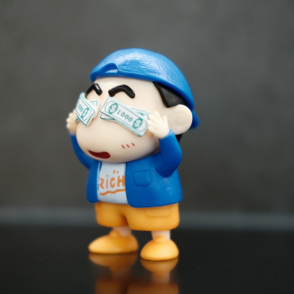 Деньги ослепляют глаза. Креативные украшения – это дорого. Футболка Crayon Shin становится всё более богатой. Модель куклы-машины Сяосинь.